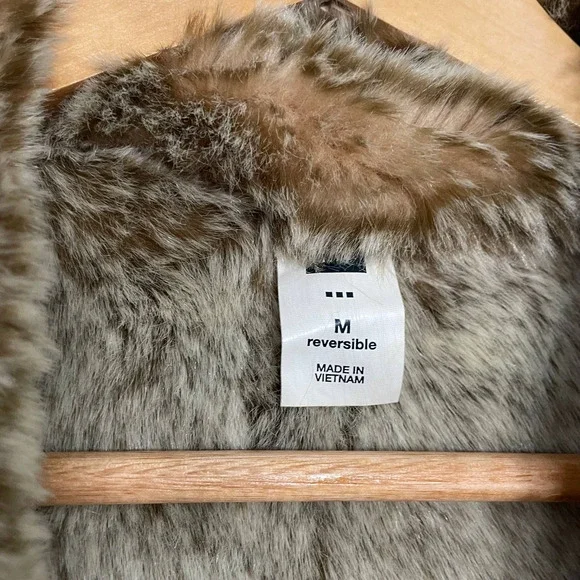 GAP | REVERSIBLE VEST SIZE M BLACK FUR TAN - Picture 4 of 8